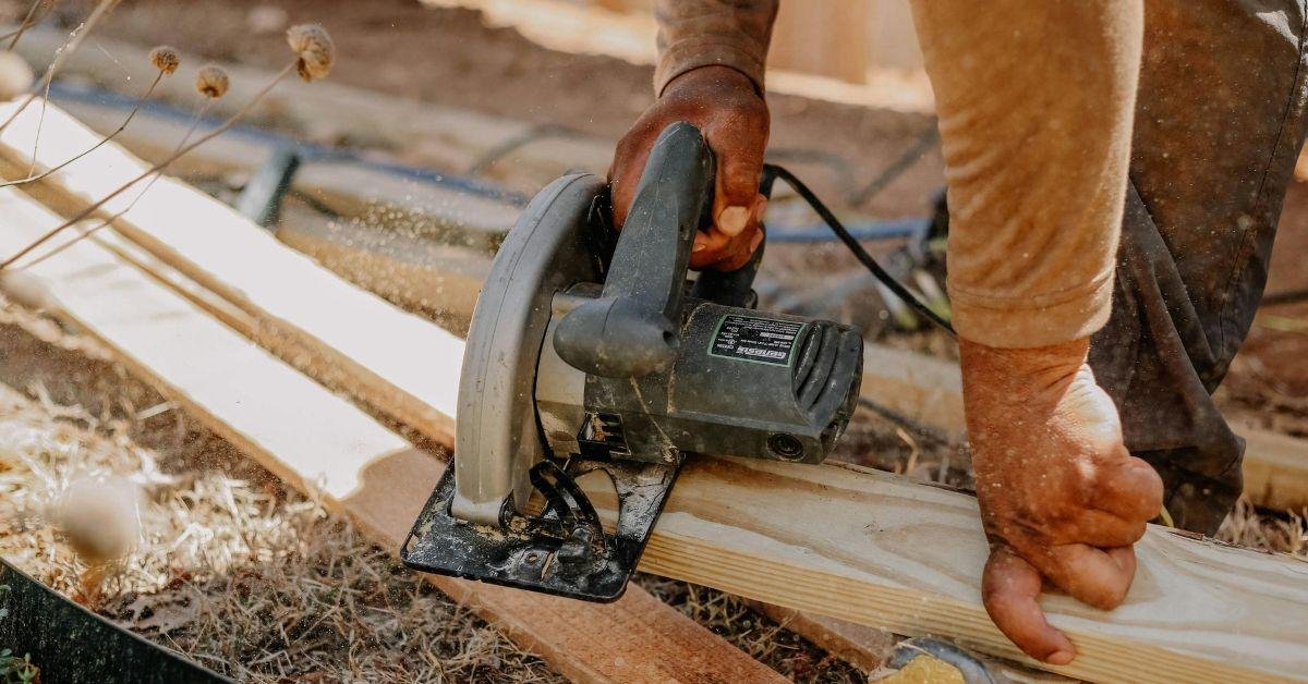 Alugar ou comprar serra circular elétrica: qual a melhor escolha para sua obra?